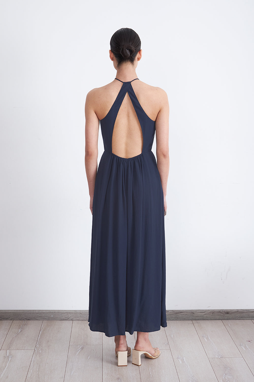 Vestido Halter Bordado Frontal Azul Marino