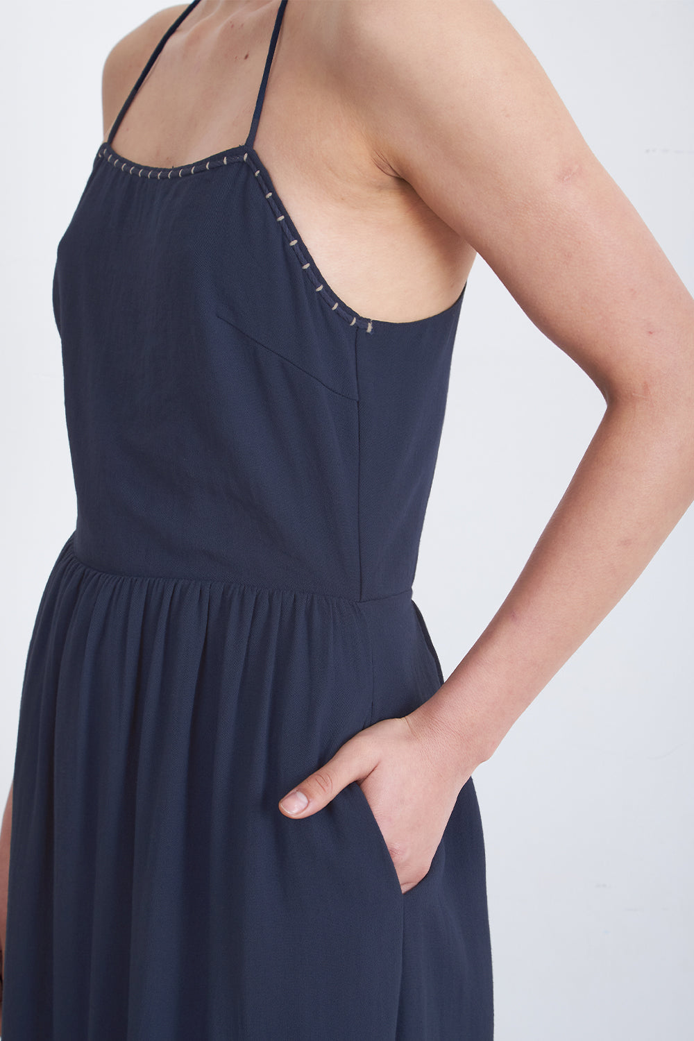 Vestido Halter Bordado Frontal Azul Marino