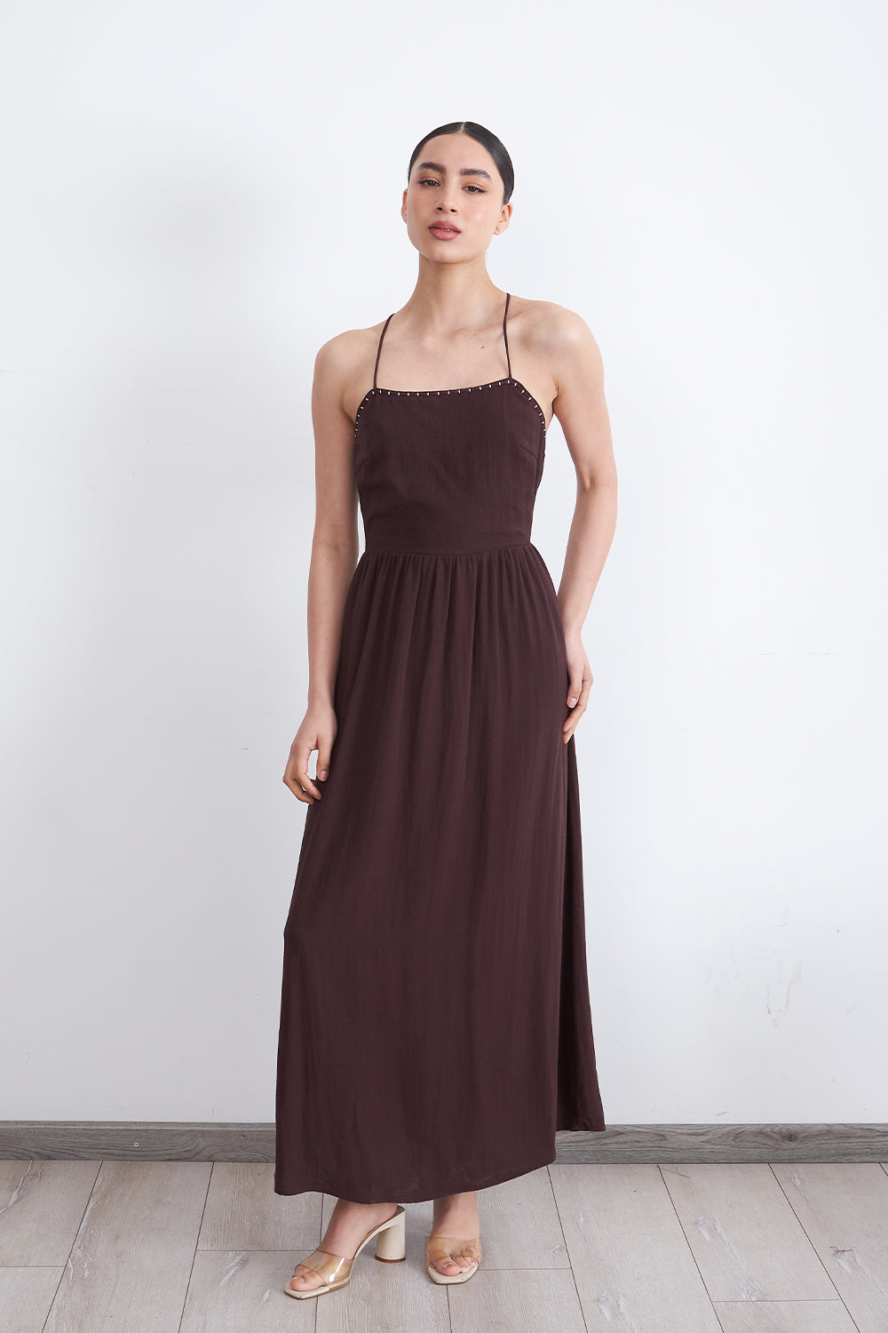 Vestido Halter Bordado Frontal Café