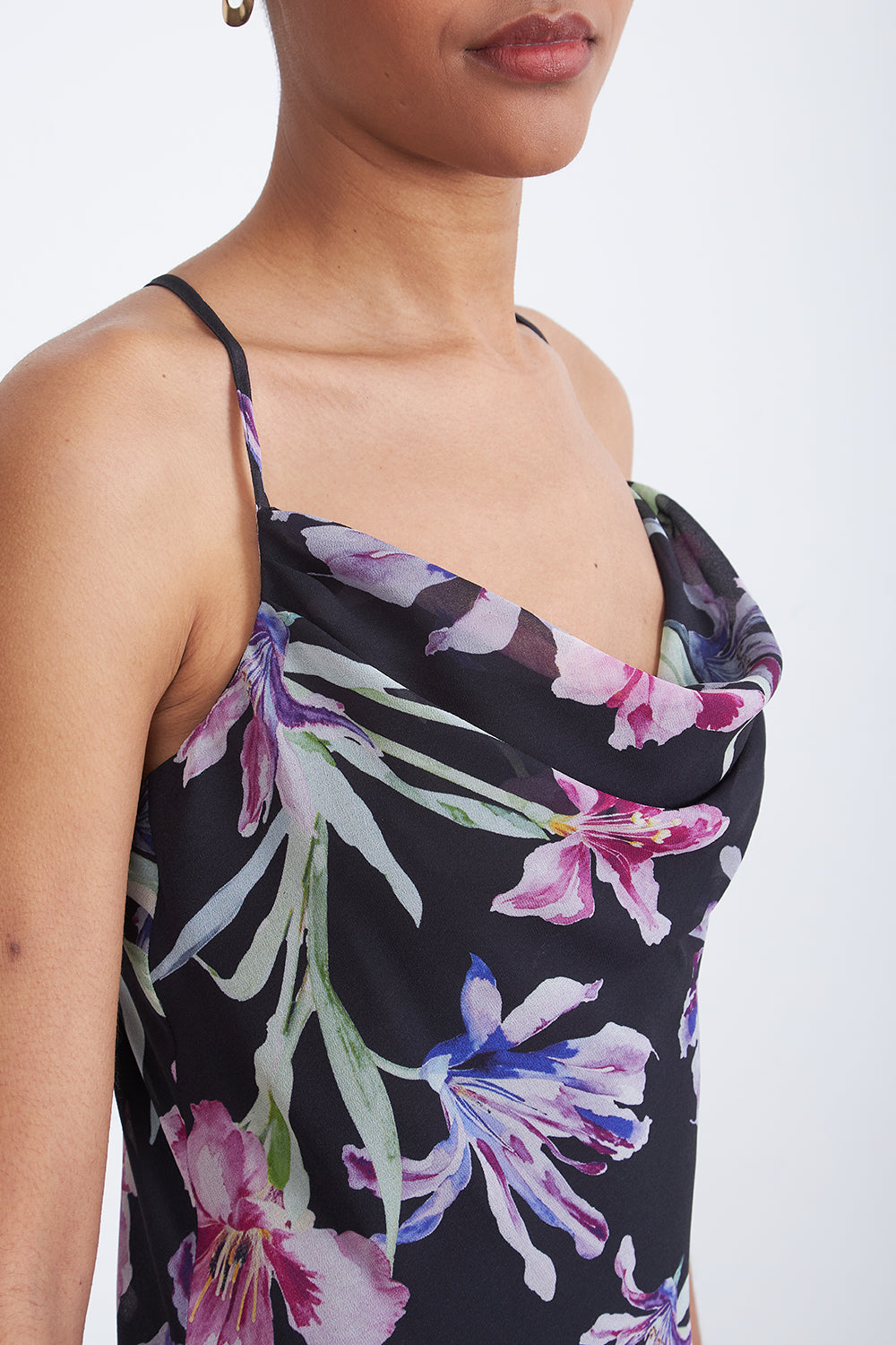 Vestido Floral Escote Drapeado Negro