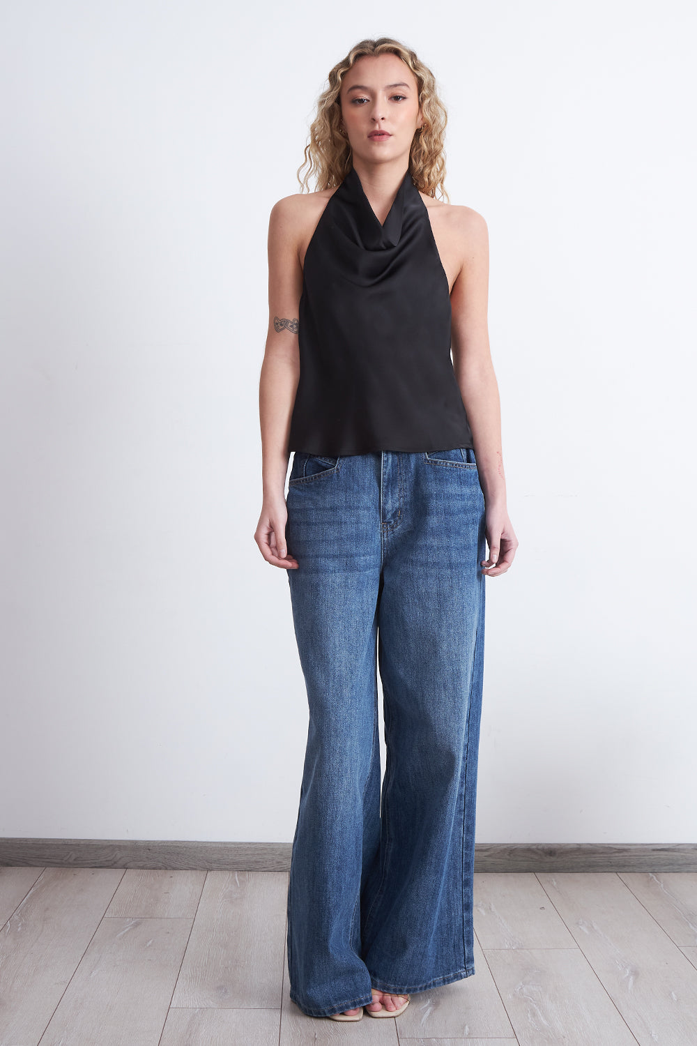Blusa Drapeada Tipo Satín Cuello Alto Negro