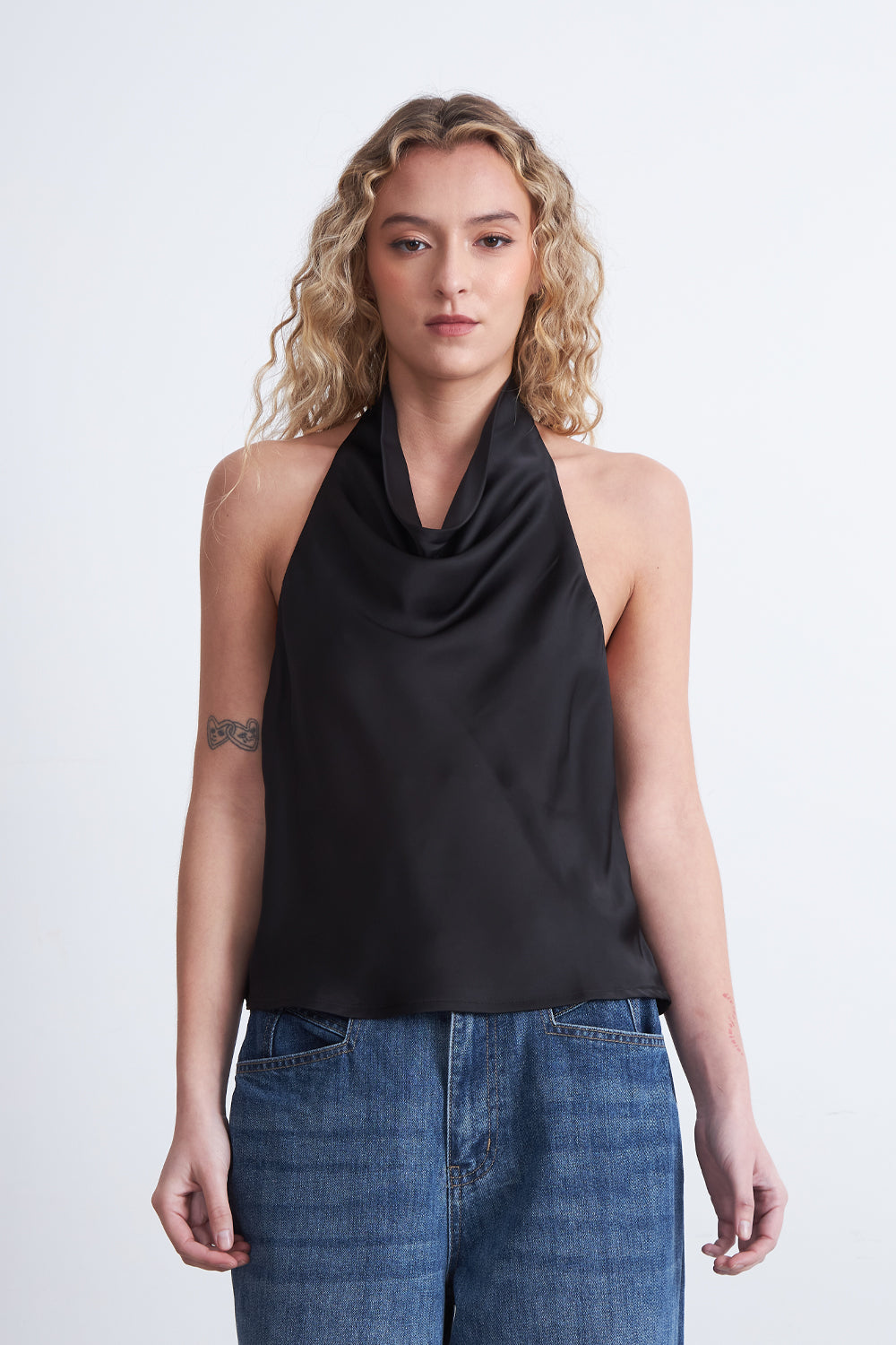 Blusa Drapeada Tipo Satín Cuello Alto Negro