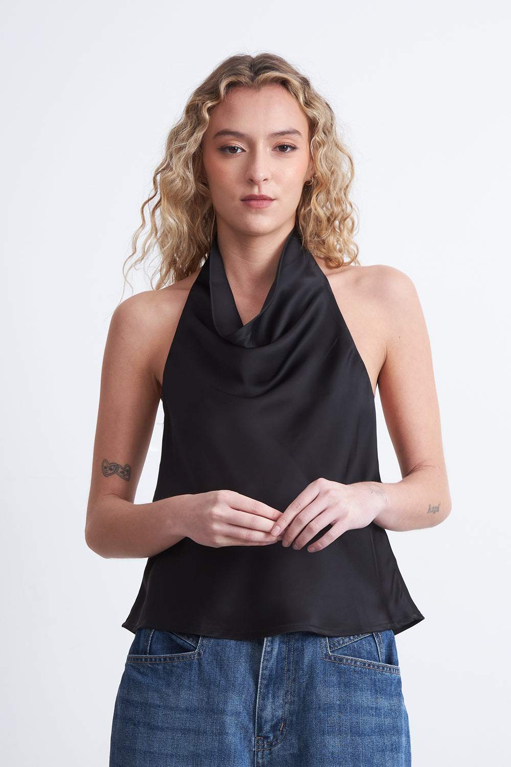 Blusa Drapeada Tipo Satín Cuello Alto Negro