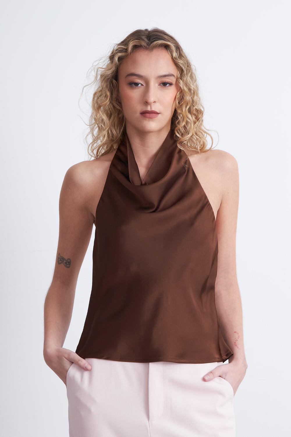 Blusa Drapeada Tipo Satín Cuello Alto Café