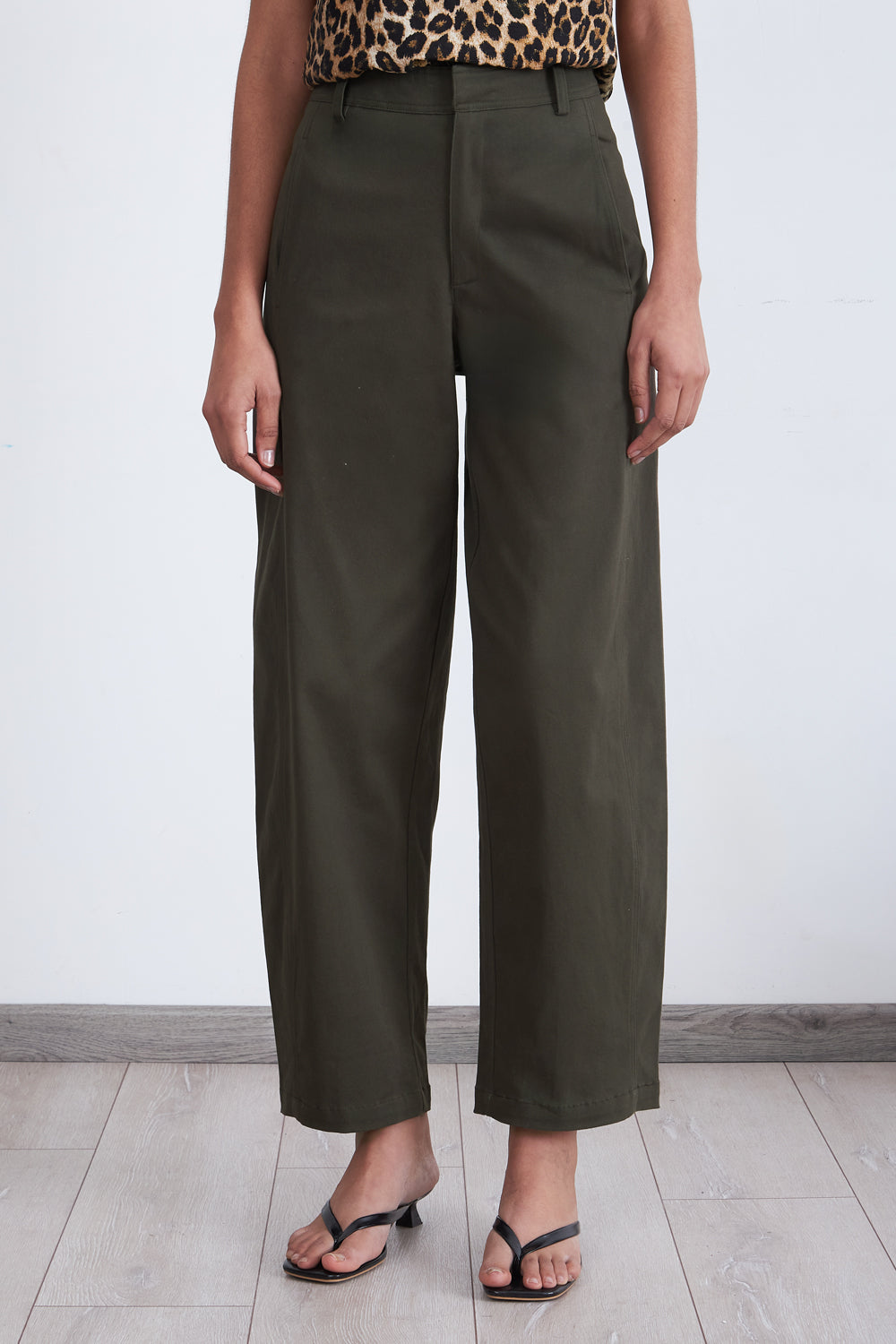 Pantalón Corte Barrel Oliva