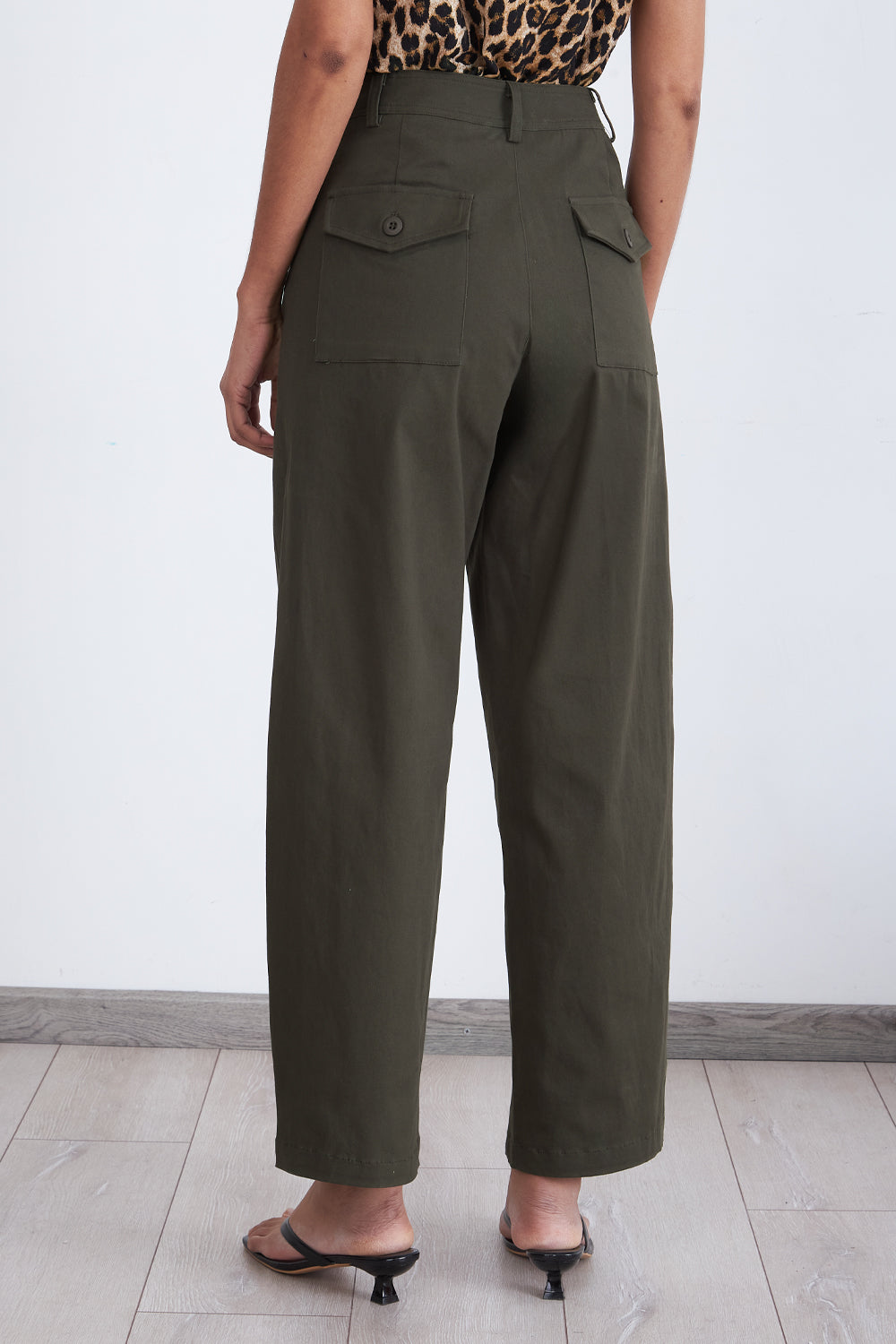 Pantalón Corte Barrel Oliva