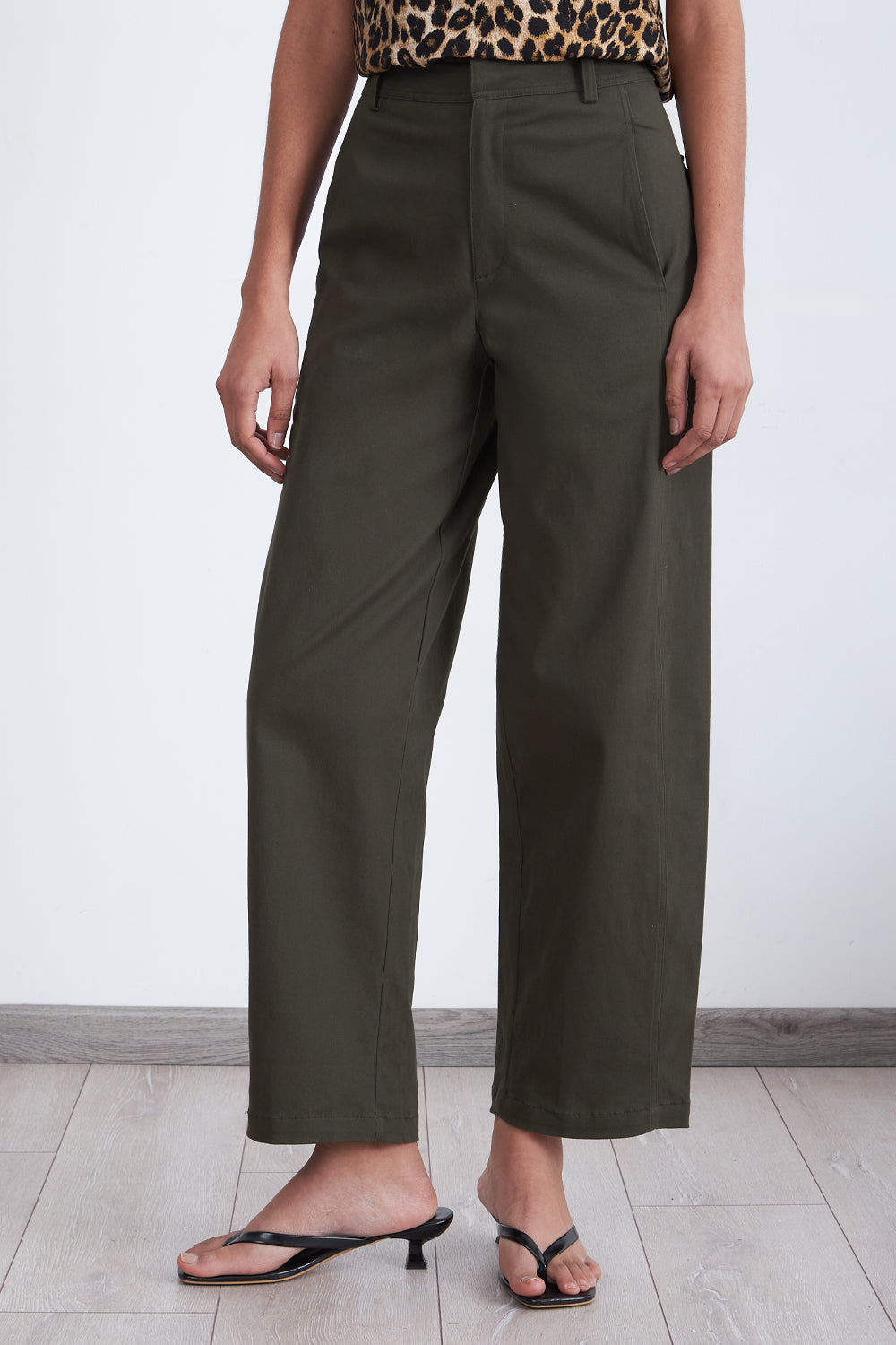 Pantalón Corte Barrel Oliva