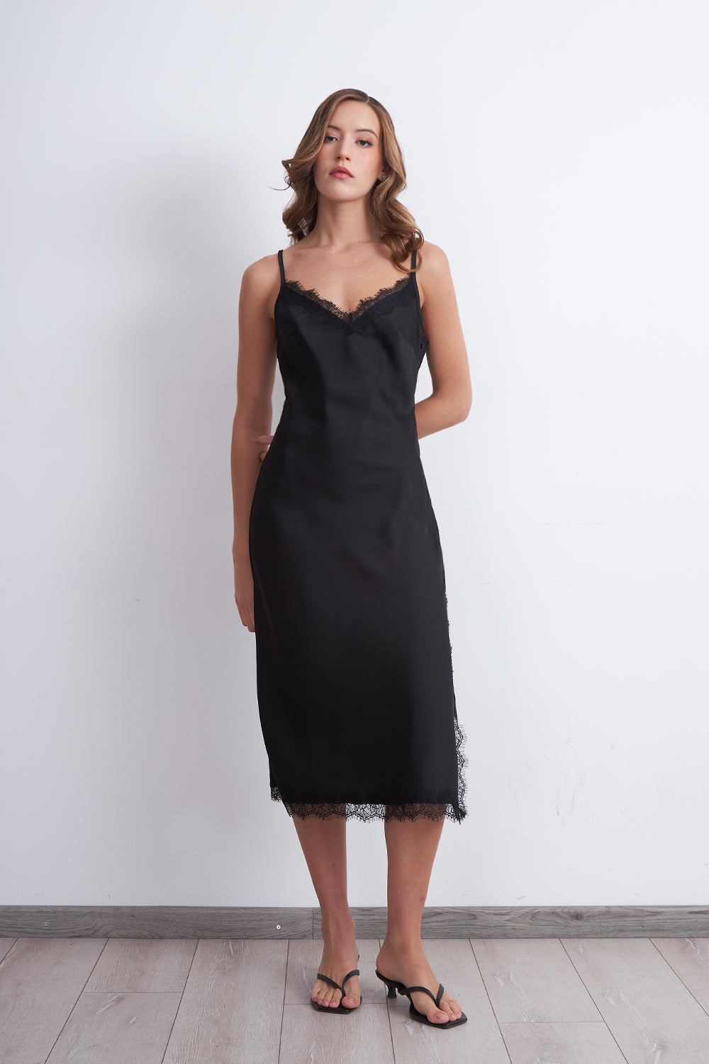 Vestido Lencero Satinado con Encaje Negro