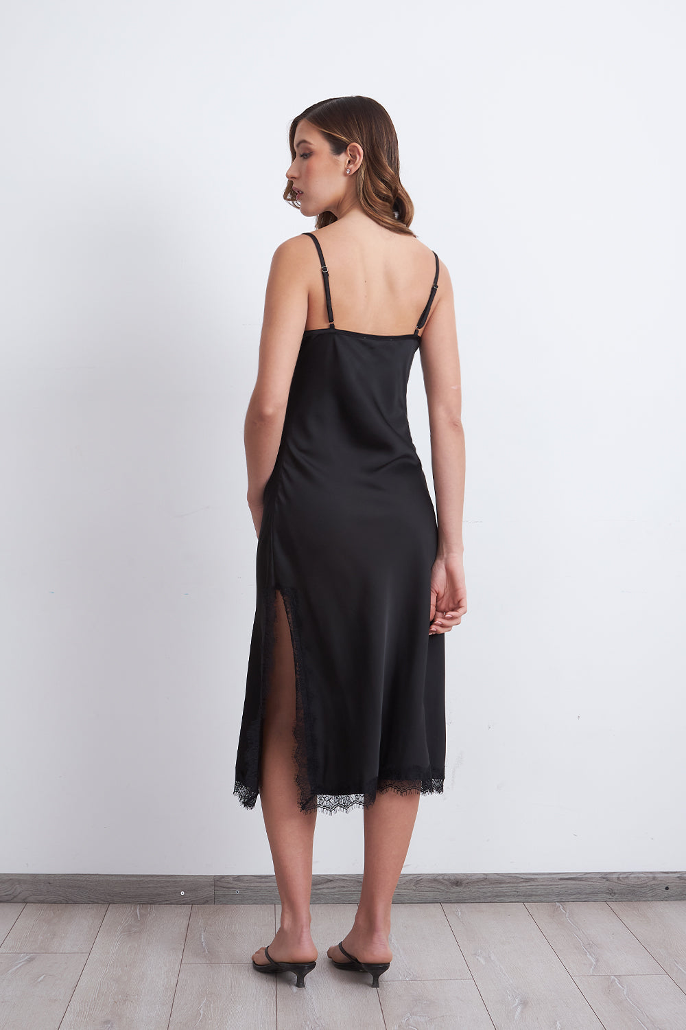 Vestido Lencero Satinado con Encaje Negro
