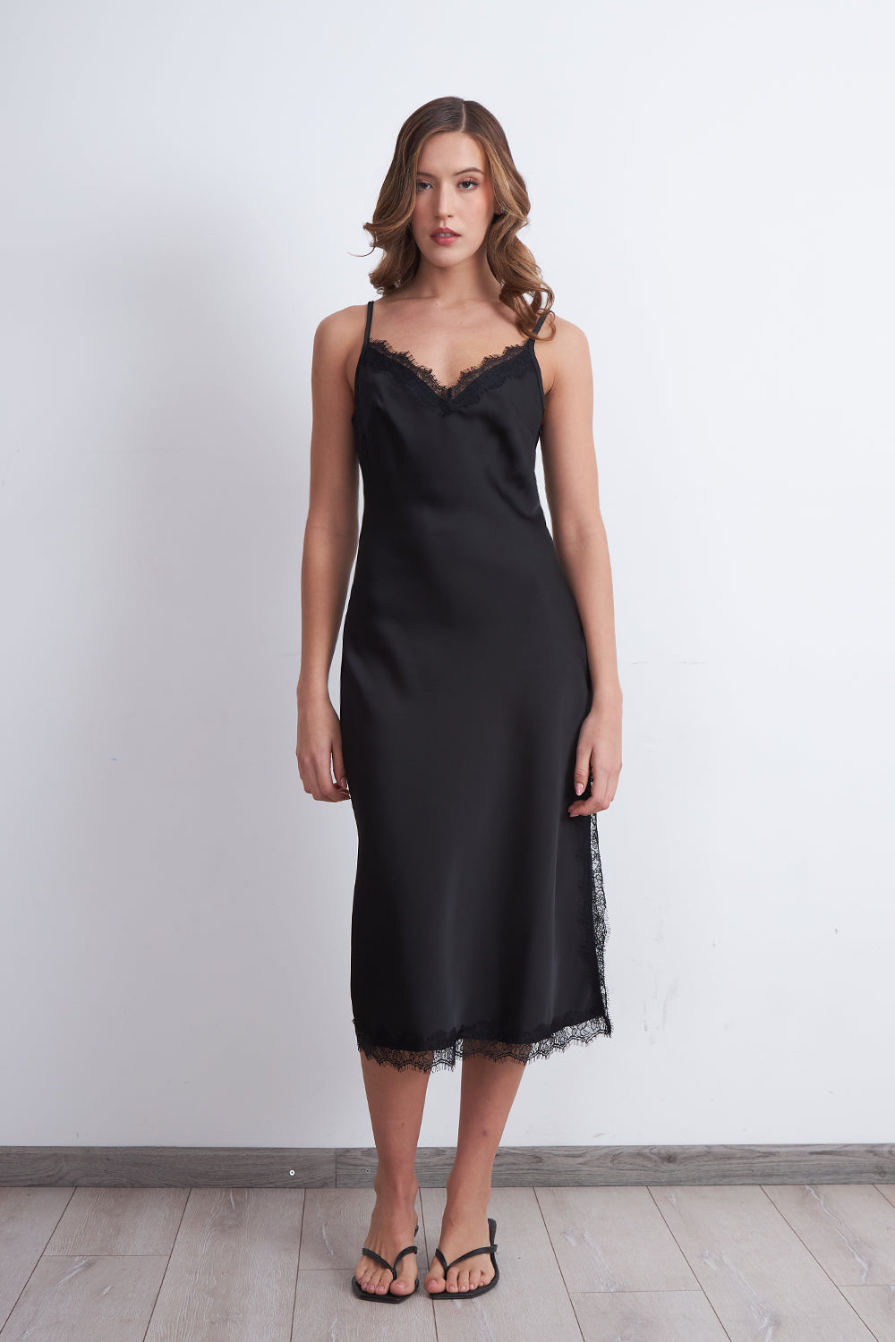 Vestido Lencero Satinado con Encaje Negro