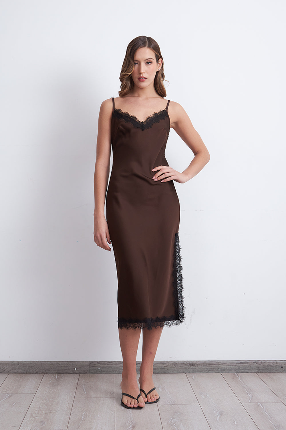 Vestido Lencero Satinado con Encaje Café