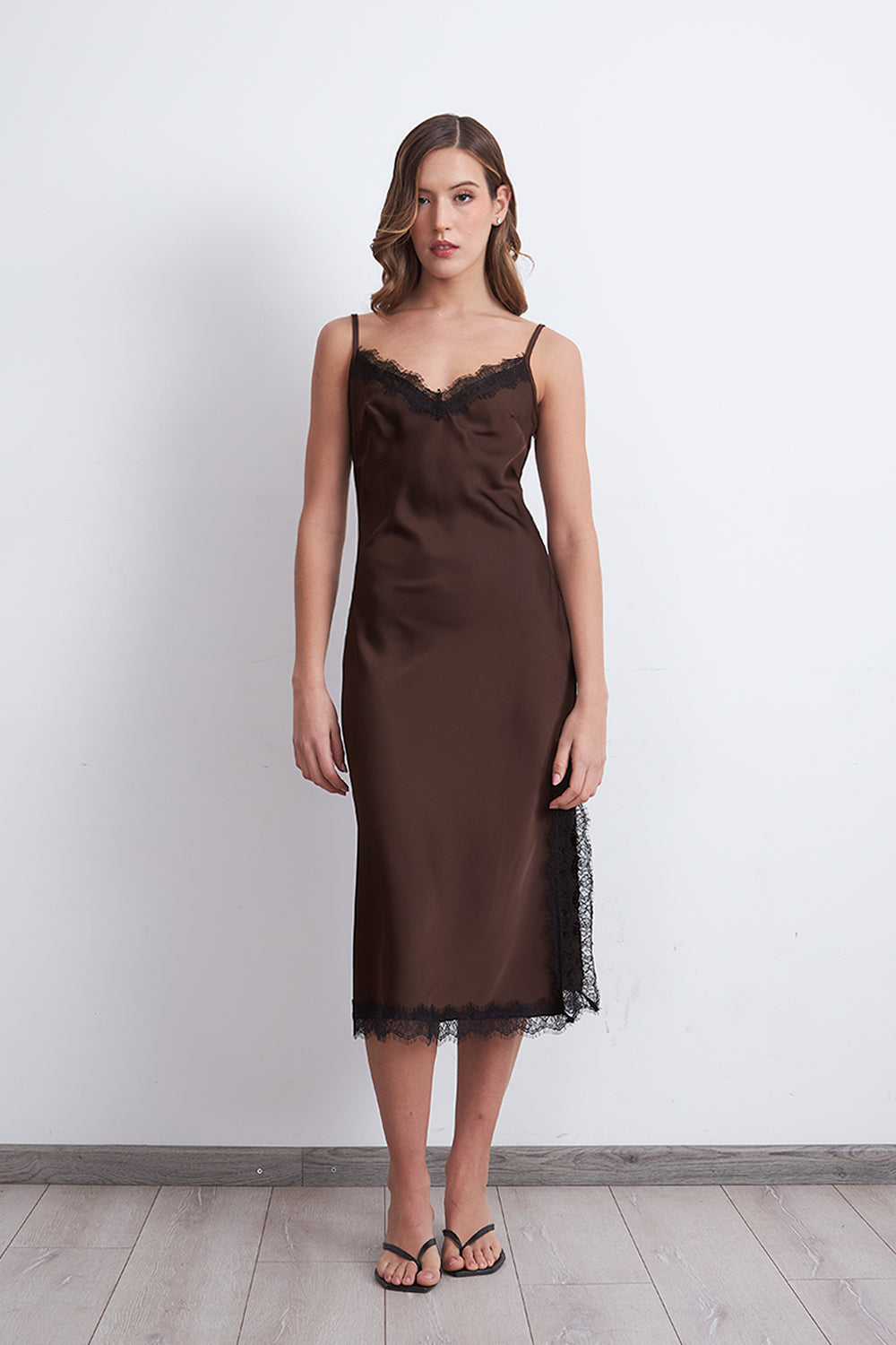 Vestido Lencero Satinado con Encaje Café
