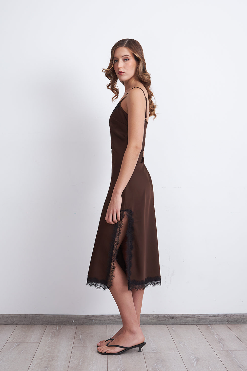 Vestido Lencero Satinado con Encaje Café