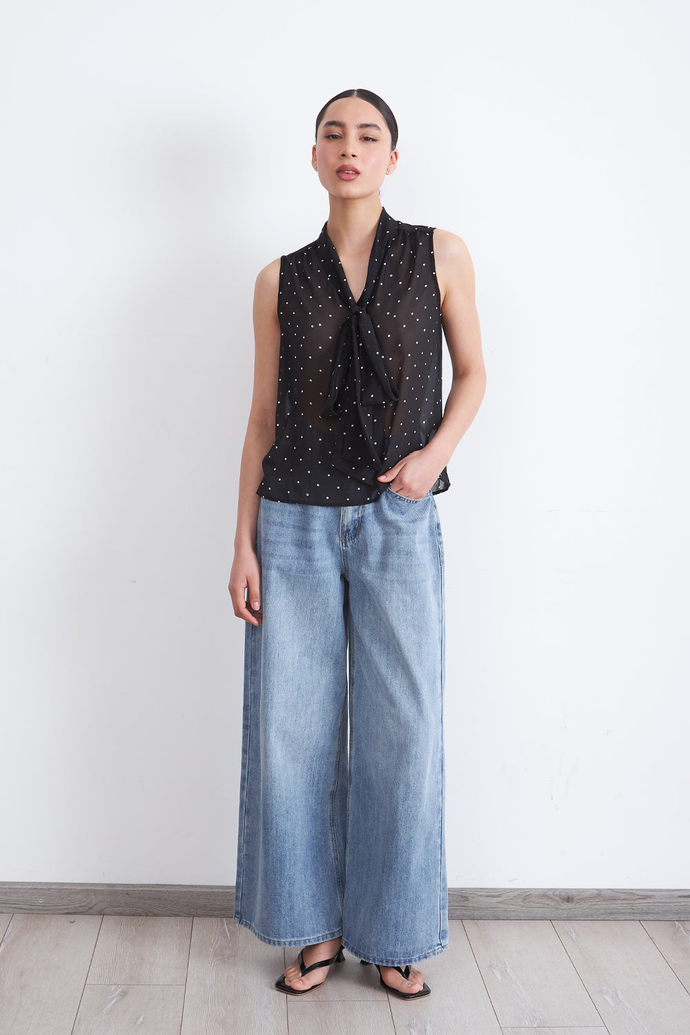 Blusa Puntos Corbatín Negro
