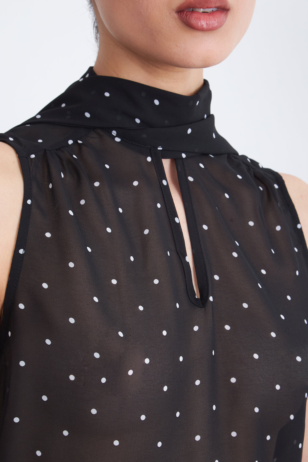 Blusa Puntos Corbatín Negro