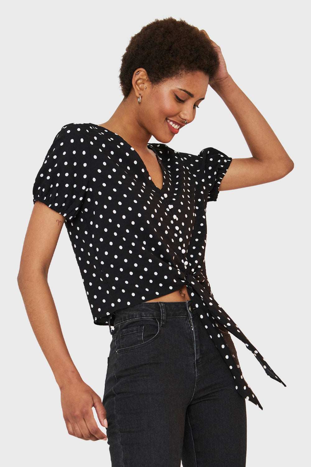 Blusa Lunares Y Nudo Negro